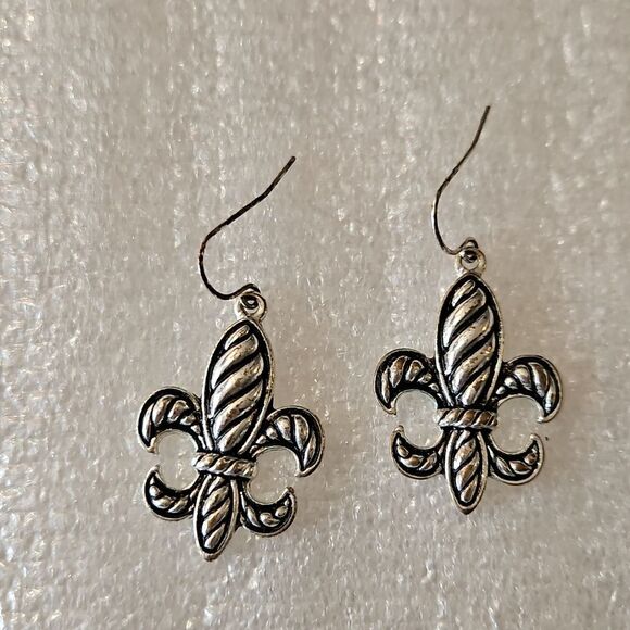 NWT Silver Tone Fleur-de-Lis Earrings - Picture 3 of 5